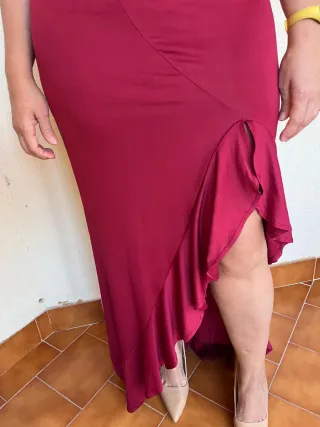 Vestido largo burdeos asimétrico