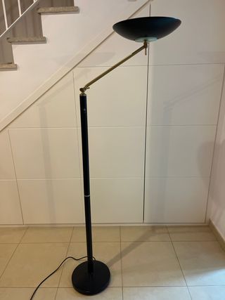 Lámpara de pie negra y dorada