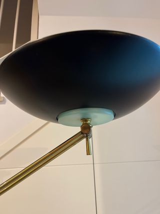 Lámpara de pie negra y dorada