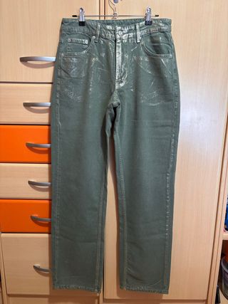 Pantalón Zara verde brillos dorados