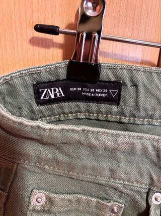 Pantalón Zara verde brillos dorados