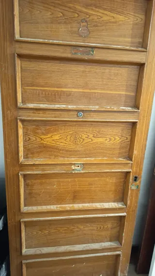 Puerta de entrada de madera