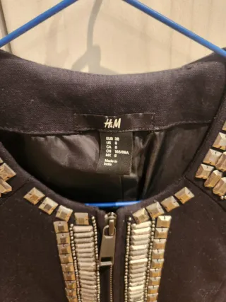 Chaleco H&M negro con tachuelas doradas