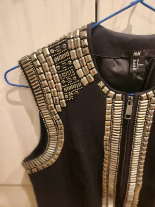 Chaleco H&M negro con tachuelas doradas