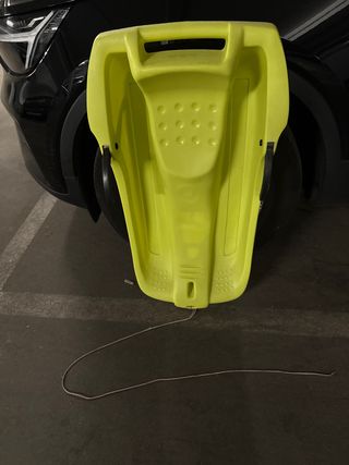 Trineo de plástico amarillo con cuerda