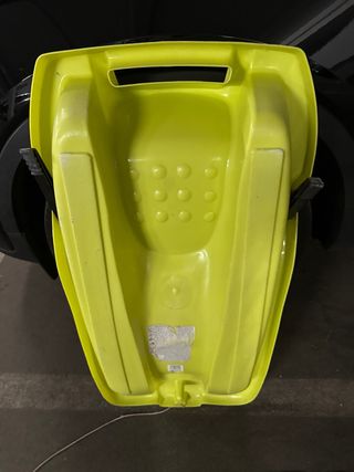 Trineo de plástico amarillo con cuerda