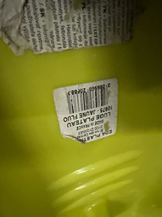 Trineo de plástico amarillo con cuerda