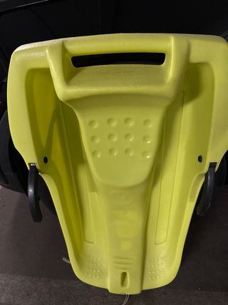 Trineo de plástico amarillo con cuerda