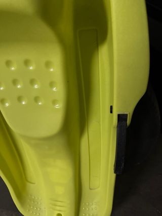 Trineo de plástico amarillo con cuerda