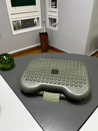 Reposapiés ergonómico gris