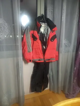 Conjunto de esquí: mono y chaqueta