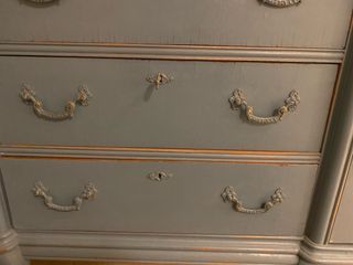 Comoda y espejo restaurados.