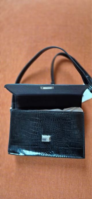 Bolso negro Stradivarius efecto piel