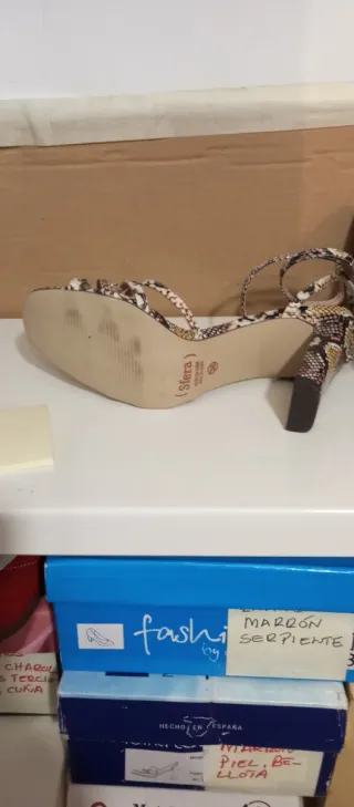 Sandalias de tacón estampado serpiente