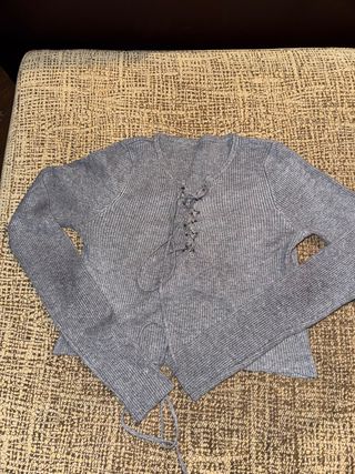 Camiseta gris de punto con cordones