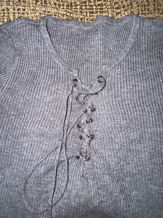 Camiseta gris de punto con cordones