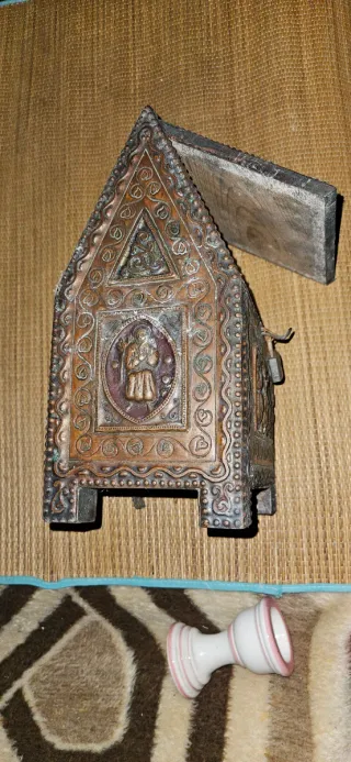 Caja decorativa de metal antigua