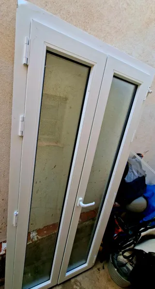 Balconera doble con marco blanco