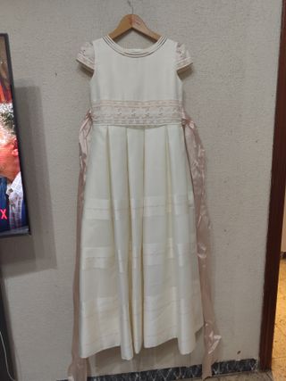 Vestido blanco con lazo rosa