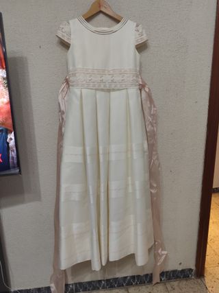 Vestido blanco con lazo rosa