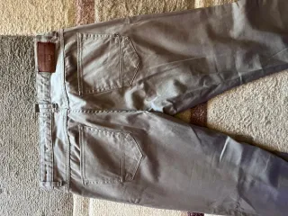 Pantalón gris