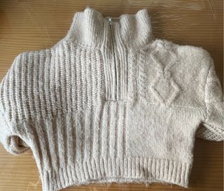 Jersey beige con cremallera y trenzas