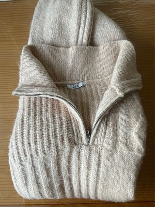 Jersey beige con cremallera y trenzas