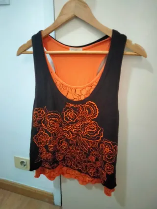 Camiseta sin mangas floral naranja y negra