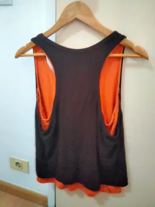 Camiseta sin mangas floral naranja y negra