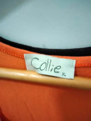 Camiseta sin mangas floral naranja y negra