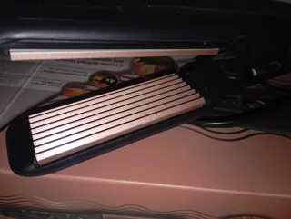 Plancha Rizadora Remington Negra y Dorada