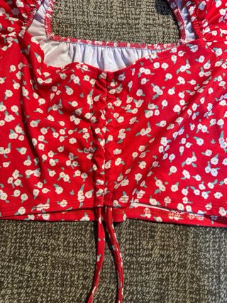 Camiseta floral roja y blanca