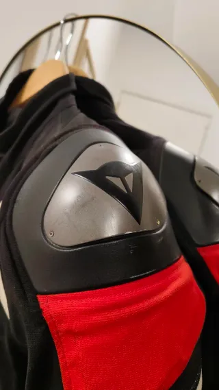 Chaqueta Moto Dainese Deportiva Negra y Roja