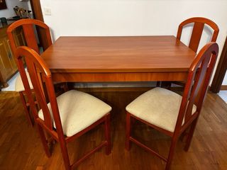 Mesa de comedor y 4 sillas de madera de cerezo
