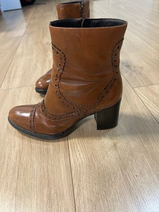 Botín de piel marrón