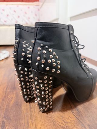 Botines de tacón con tachuelas