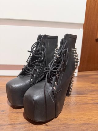 Botines de tacón con tachuelas