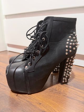 Botines de tacón con tachuelas