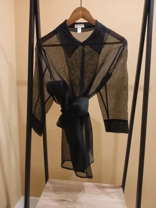 Blusa de seda negra con cinturón