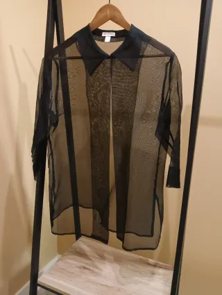 Blusa de seda negra con cinturón