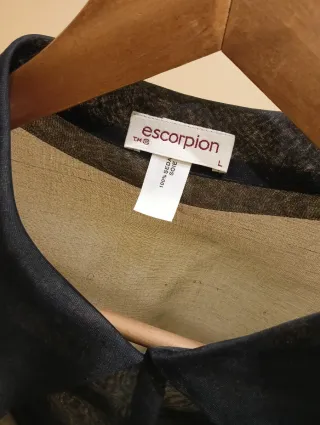 Blusa de seda negra con cinturón