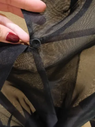 Blusa de seda negra con cinturón