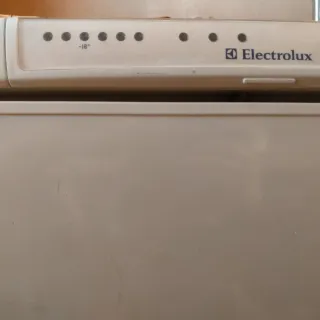 Congelador Vertical Electrolux EU7718