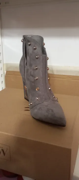 Botines grises con tachuelas