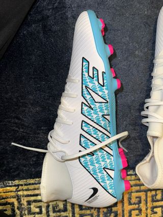 Nuove scarpe da calcio Nike con suola a tacchetti