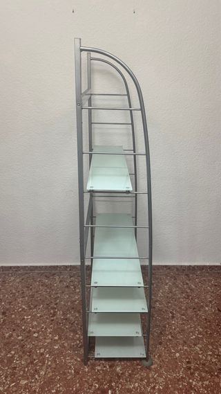Estantería de cristal y metal gris.