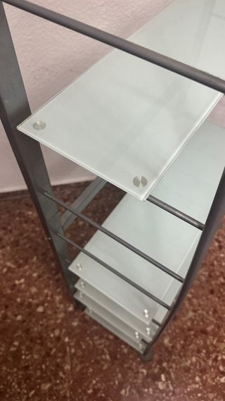 Estantería de cristal y metal gris.