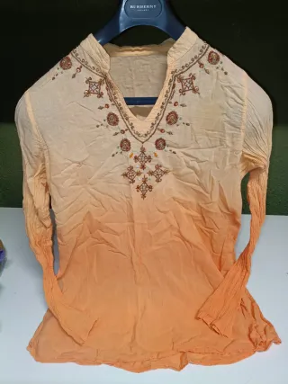 Camiseta hippie beige y naranja