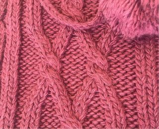 Cuello lana Oysho burdeos con pompones