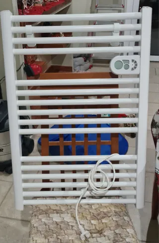 Scaldasalviette elettrico bianco